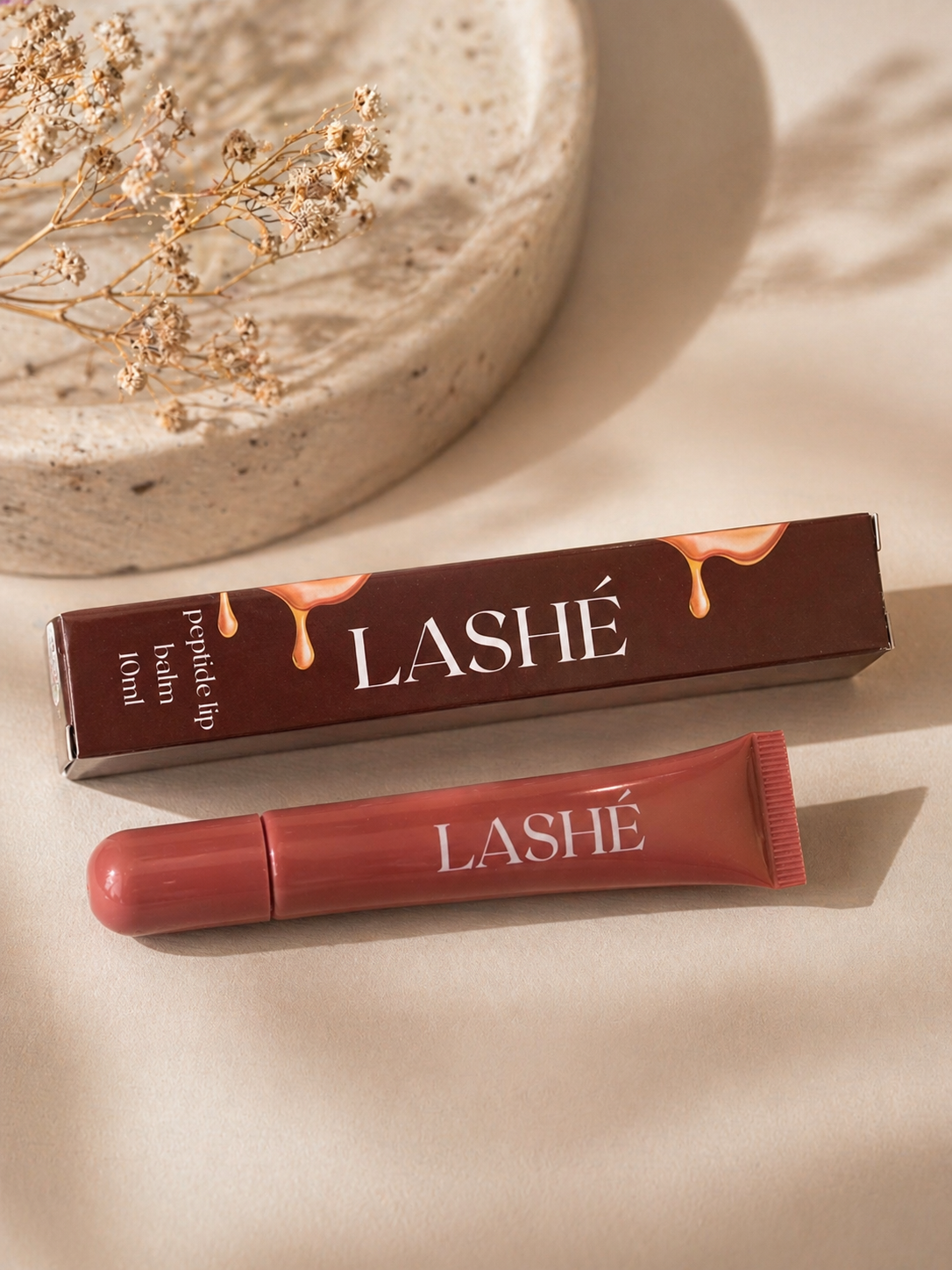 LASHÉ Peptide Lip Balm – Caramel Macchiato
